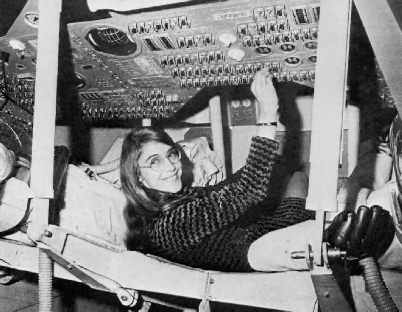 Margaret Hamilton trabajando en el AGC